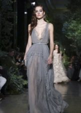 Ang kulay-abo na damit na gawa sa chiffon ni Elie Saab