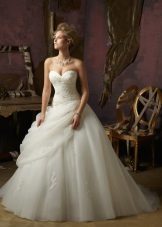 Ang lush wedding dress ni Mori Lee ay multi-layered