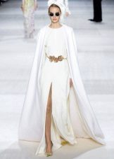 Kasal damit mula sa Giambattista Valli na may isang slit