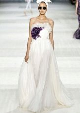 Kasal damit mula sa Giambattista Valli na may itim na bulaklak