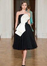 Black evening dress sa tuhod sa istilong retro