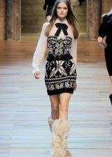 Niniting damit na may isang dekorasyon mula sa catwalk