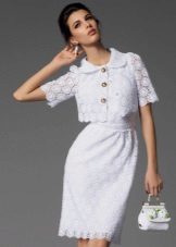Openwork white na niniting na damit