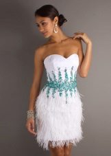 Dress sa kasal na may mga asul na dekorasyon