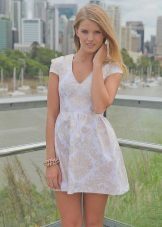 Milky color dress para sa blonde