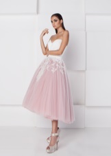 Magsuot ng lilang organza skirt