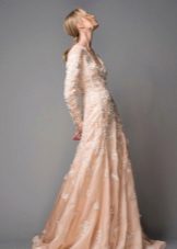 Peach dress na may mahabang sleeves