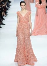 Peach dress na may kuwintas