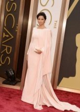 Peach dress na may mahabang sleeves at tren