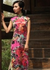 Bihisan qipao (sa oriental style) na may floral ornament