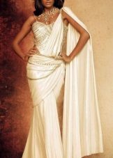 Sari-sari style na damit na may maraming mga burloloy