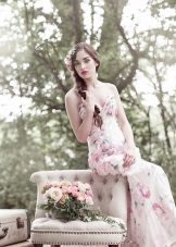 Romantic wedding dress na may floral print