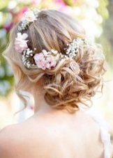 Estilo ng buhok na may mga sariwang bulaklak sa damit-pangkasal