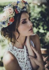 Estilo ng buhok na may mga sariwang bulaklak sa damit-pangkasal