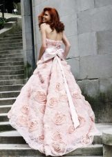Kasal rosas na damit na may mga bulaklak sa tono