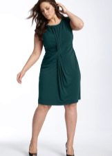 Green knit dress ng daluyan haba para sa isang buong babae