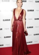 Cherry dress na may malalim na neckline