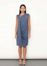 Blue asymmetrical dress na may puting sandalyas