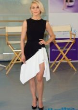 Asymmetrical dress na may itim na sapatos na pangbabae