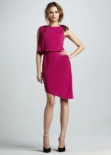 Asymmetrical dress na may stilettos