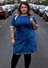 Maitim na asul na denim office dress para sa isang buong katawan sa isang kumbinasyon na may masikip itim na pampitis