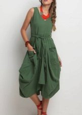 Dress balun sa kumbinasyon na may malaking alahas