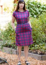 Midi dress na may staples sa plaid