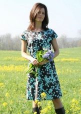 Medium floral dress na may staples