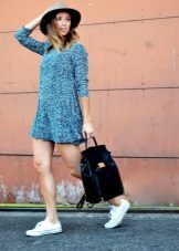 Dress na gawa sa viscose kasama ang mga sneaker at isang sumbrero