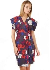 Black kimono dress na may floral print
