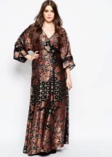 Brown at black kimono dress para sa isang buong babae