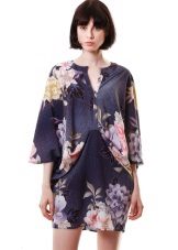 Maitim na asul na kimono dress na may floral print