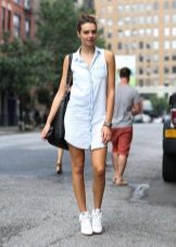 Denim shirt dress na may mga sneaker at bulk bag