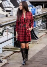 Ang red plaid dress na damit na may itim na bota