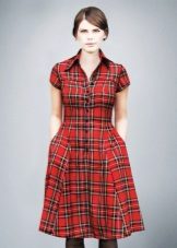 Red dress sa isang checkered midi length shirt