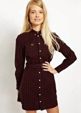 Maikling itim at pula plaid shirt damit