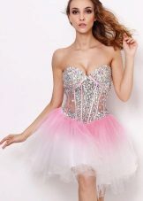 Magdamit ng isang transparent corset at rhinestones