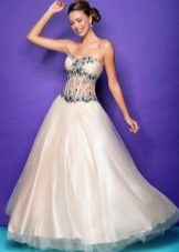 Ang damit ay puti at berde na may isang transparent corset at rhinestones.