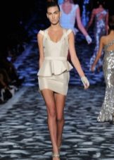 Magdamit ng ruffles sa anyo ng peplum