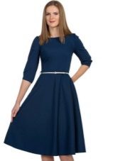 Blue monophonic dress of medium length na may semi-sun skirt