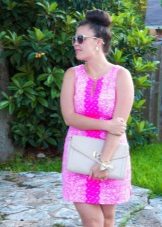 Maikling pink dress-dress para sa buong