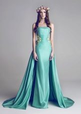 Turquoise na damit na may tren at bukas na balikat