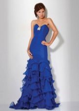 Blue dress na may tren at bukas na balikat