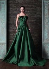 Green dress na may tren at bukas na balikat