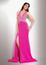 Maliwanag rosas na damit na may mga rhinestones at tren