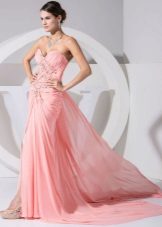 Peach dress na may rhinestones at tren
