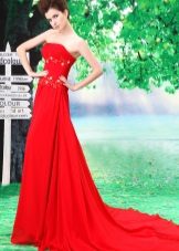 Long red dress na may tren