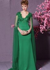 Green dress na may V-leeg at tren