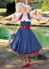 Retro imahe na may asul na polka dot dress