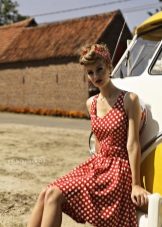Ang pulang damit na may puting polka tuldok sa istilong retro